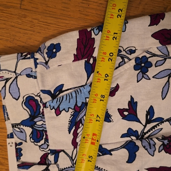 LIZ CLAIBORNE BRAND WOMEN'S PLUS SIZE WHITE AND BLUE FLORAL SHORTS SIZE 14 - Picture 10 of 14